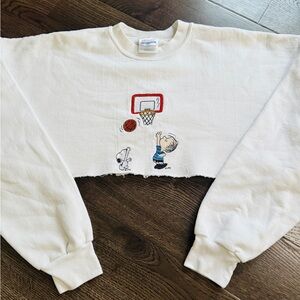 Peanuts snoopy Charlie Brown Cropped Sweatshirt with Basketball Embroidery large